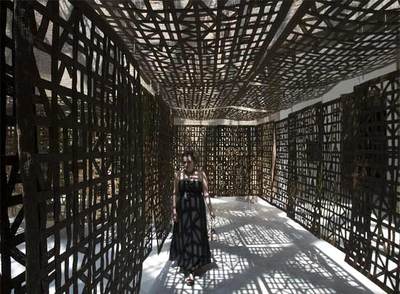 Una visitante recorre la instalación  Pasillo suspendido en hierro,  de Cristina Iglesias.