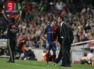 Guardiola da órdenes a Bojan.