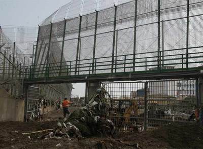 Trabajos de limpieza en la zona de la valla por la que entraron los  sin papeles. 