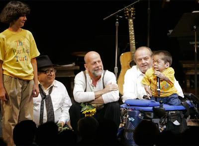 Danny DeVito, Bruce Willis y Jack Nicholson, con dos niños, durante la función benéfica.