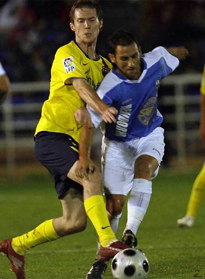 Hleb se interpone en el avance de Javi Moreno.