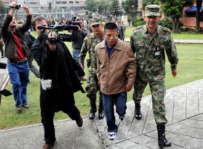 Wilson Bueno,  Isaza,  escoltado tras hablar con la prensa en Bogotá.