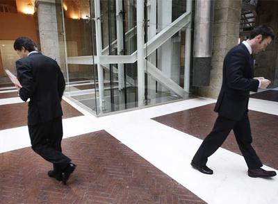 Ignacio González, vicepresidente regional, en dirección opuesta a Tomás Gómez, líder del PSM. El primero dijo que la  