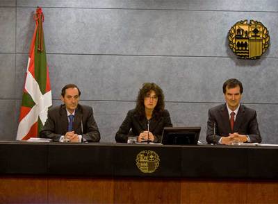 La  vicelehendakari  presenta las cuentas flanqueada por el viceconsejero de Economía y Presupuestos, Manuel Urquijo (izquierda) y el director de esta área Pedro María Hernando.