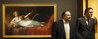 Los directores del Museo del Prado, Miguel Zugaza (a la derecha), y del Museo de Bellas Artes, Javier Viar, ayer, ante  Retrato de la marquesa de Santa Cruz,  de Francisco de Goya, ya instalado en el Bellas Artes.