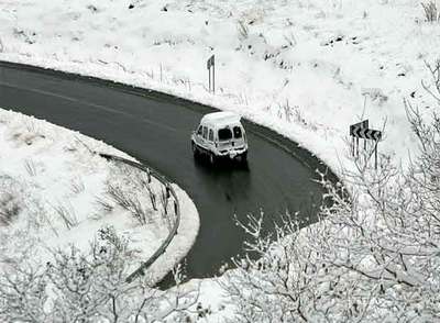 Un vehículo circulaba ayer por el Coll d'Ares totalmente nevado.