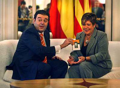 Gerardo Camps entregó el proyecto de presupuestos a Milagrosa Martínez en un  pen drive .