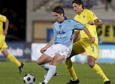 Edmilson intenta defender una jugada de Gregory.