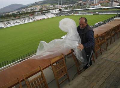 Un operario prepara en el estadio del Real Unión la zona habilitada para la prensa.