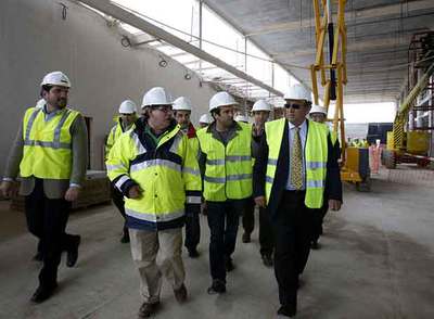 Carlos Fabra (primero por la derecha) visita ayer las obras del aeropuerto de Castellón.