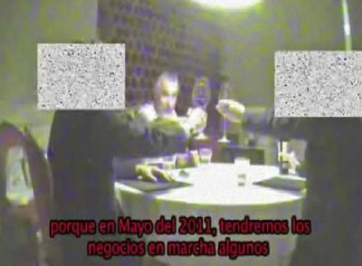 Manuel Barrera (en el centro), durante el montaje del soborno.