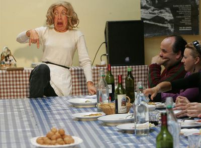 La actriz Paola Berselli, ayer, en la representación de  ¿Teatro para comer? , en el Centro Municipal de San Francisco, en Bilbao.