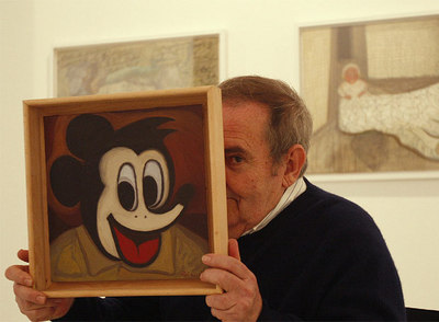 Francisco Peinado, sosteniendo ayer el retrato  Mike Mau . Atrás, el óleo  La familia de los pies largos. 