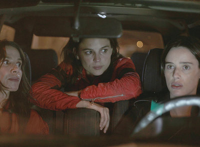 De izquierda a derecha, Victoria Abril, Elena Anaya y Pilar López de Ayala en  Solo quiero caminar. 