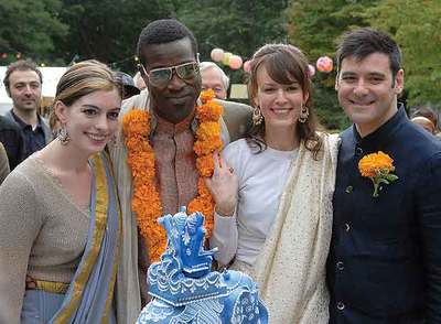De izquierda a derecha, Anne Hathaway, Tunde Adebimpe, Rosemarie DeWitt y Mather Zickel, en  La boda de Rachel. 