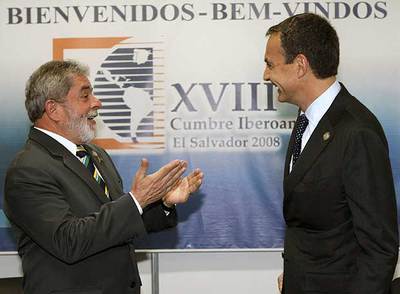 Lula da Silva y Rodríguez Zapatero charlan momentos antes de mantener una reunión bilateral en El Salvador.