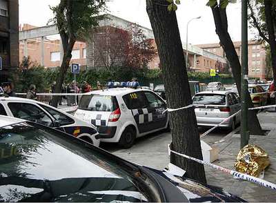 El fallecido, en la calle acordonada por la policía.