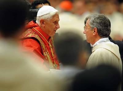 El papa Benedicto XVI, tras una misa celebrada ayer en la basílica de San Pedro, en el Vaticano.