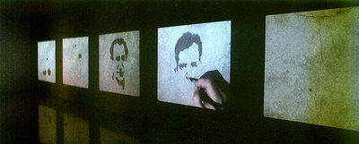  Proyecto para un memorial  (2004-2005), de Óscar Muñoz, en la exposición que le dedica el MEIAC.