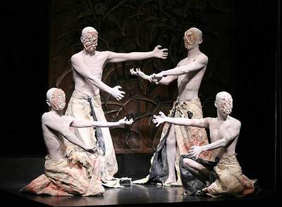 Una escena de  Kinkan Shonen,  espectáculo de la compañía Sankai Juku.