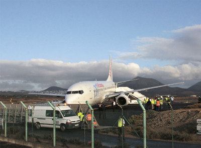 El personal de emergencias atiende al avión tras aterrizar en el aeropuerto de Lanzarote.