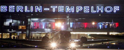 Uno de los dos últimos aviones que despegaron del aeropuerto de Tempelhof.