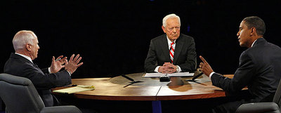 John McCain, a la izquierda, y Barack Obama, durante uno de los debates electorales moderado por Bob Schieffer (en el centro).