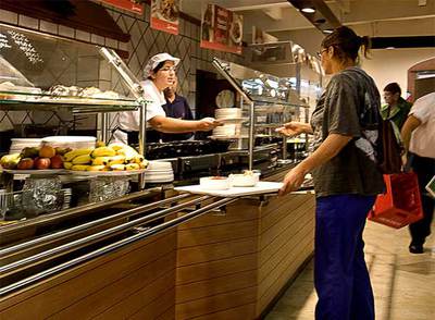 Una mujer elige su comida en el autoservicio del área de La Safor en la autopista AP-7.