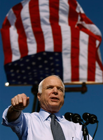 El republicano John McCain se dirige al público en un acto electoral en el barrio de La Pequeña Habana de Miami, capital de Florida, uno de los Estados clave en la recta final de la campaña a la Presidencia de EE UU. rnFoto: AFP