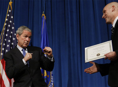 El presidente George W. Bush bromea con un graduado del FBI, el jueves pasado, en una entrega de diplomas en Quantico (Virginia). rnFoto: AP