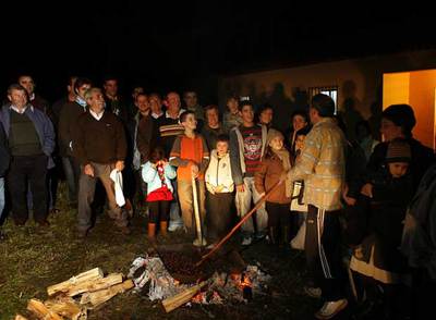 Ribadulla vota en un magosto su 'concordato' con el Obispado