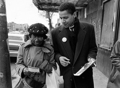 Barack Obama trata de registrar como votante a una mujer en Chicago, donde inició su trayectoria política.