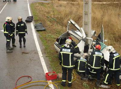 Dos muertos en Tielmes al estrellarse su coche contra un poste