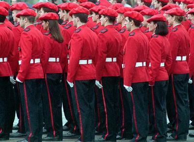 Varias agentes de la Ertzaintza forman con sus compañeros varones en la Academia de la Policía Vasca en Arkaute.