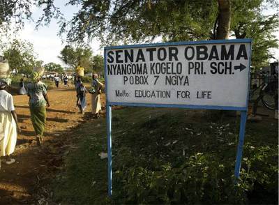 Un cartel anuncia la escuela que lleva el nombre del senador Obama en la aldea keniana de Kogelo, donde reside su abuela.