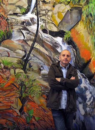 Curro González, ayer ante su obra  Ciegos ante una cascada. 