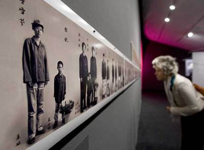 Una visitante se detiene ante una de las obras de la exposición  En la ciudad china , que se exhibe en  Barcelona.