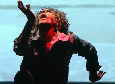 Santiago Sempere, inmerso en la coreografía  Viaje de invierno  en una imagen de Consuelo Chambó.