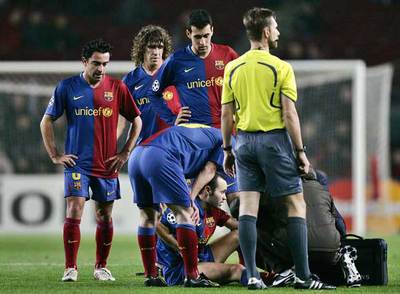 El médico y los jugadores del Barça se interesan por Iniesta, tras su lesión.