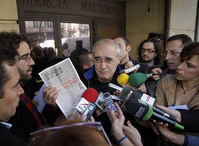 Eugenio Etxebeste,  Antxon,  a las puertas de la Audiencia.