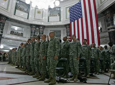 Soldados extranjeros prestan juramento en Bagdad para obtener la nacionalidad estadounidense.