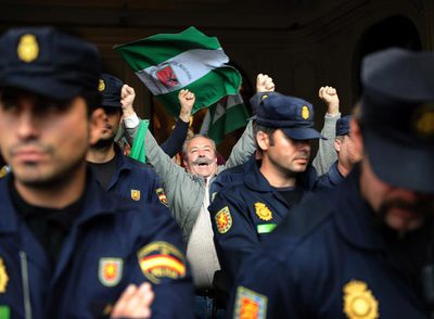 150 jornaleros ocupan una sucursal bancaria en Sevilla