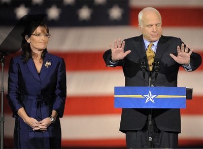 John McCain pide contención a sus seguidores tras aceptar la derrota electoral. A su derecha, la candidata a la vicepresidencia, Sarah Palin.