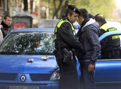 Un agente cachea a un hombre durante un control realizado ayer.
