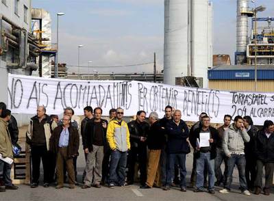 Manifestación en Torraspapel por los 204 despidos en Sarrià de Ter