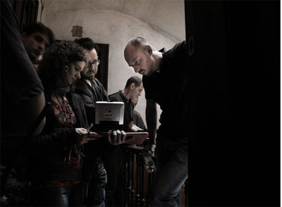 Paco Plaza, con gafas, y Jaume Balagueró, a la derecha, miran una de las tomas en el rodaje de  Rec. 