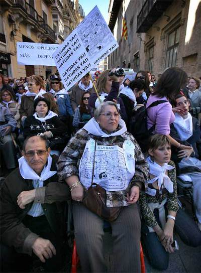 Manifestantes junto al Palau de la Generalitat, ayer.