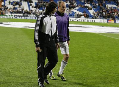 Robben se retira antes del partido con un fisioterapeuta.