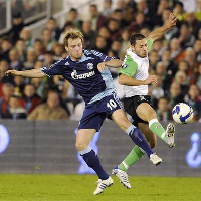 Lacen, a la derecha, pelea por el balón con Rakitic.