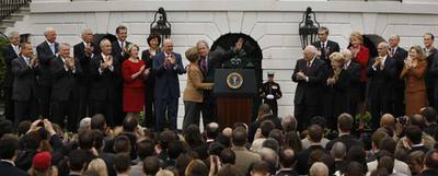 El presidente George W. Bush saluda a los funcionarios de su Administración tras pronunciar el discurso de transición en los jardines de la Casa Blanca.